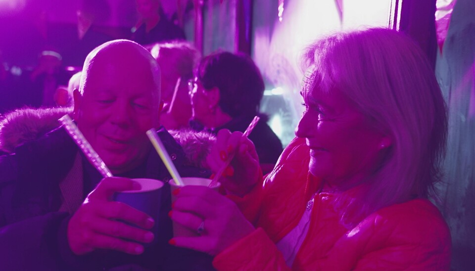 Billede fra party-bussen hvor Lise-Lotte og Frank får sig en saftevandsdrink.