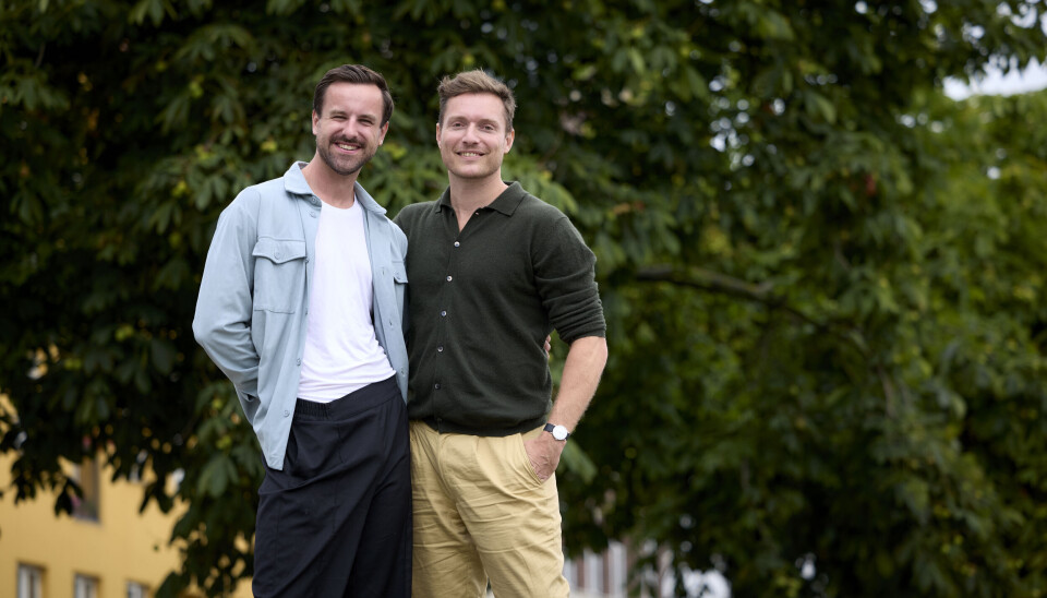 Morten og Benjamin står foran søerne