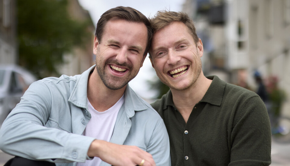 Benjamin og Morten sidder ved søerne