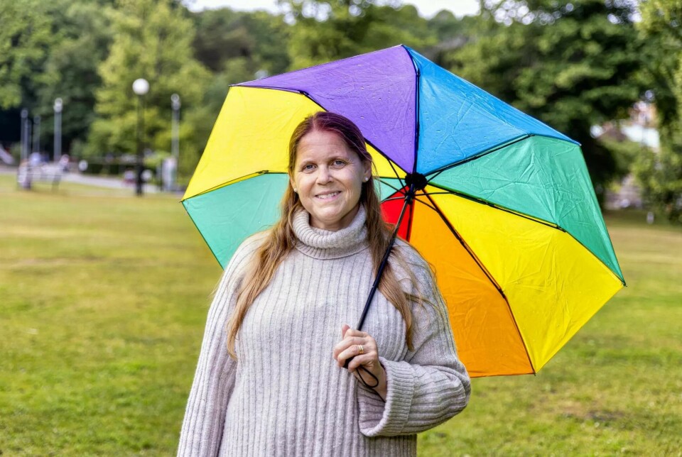 Kvinde med paraply i hånden.