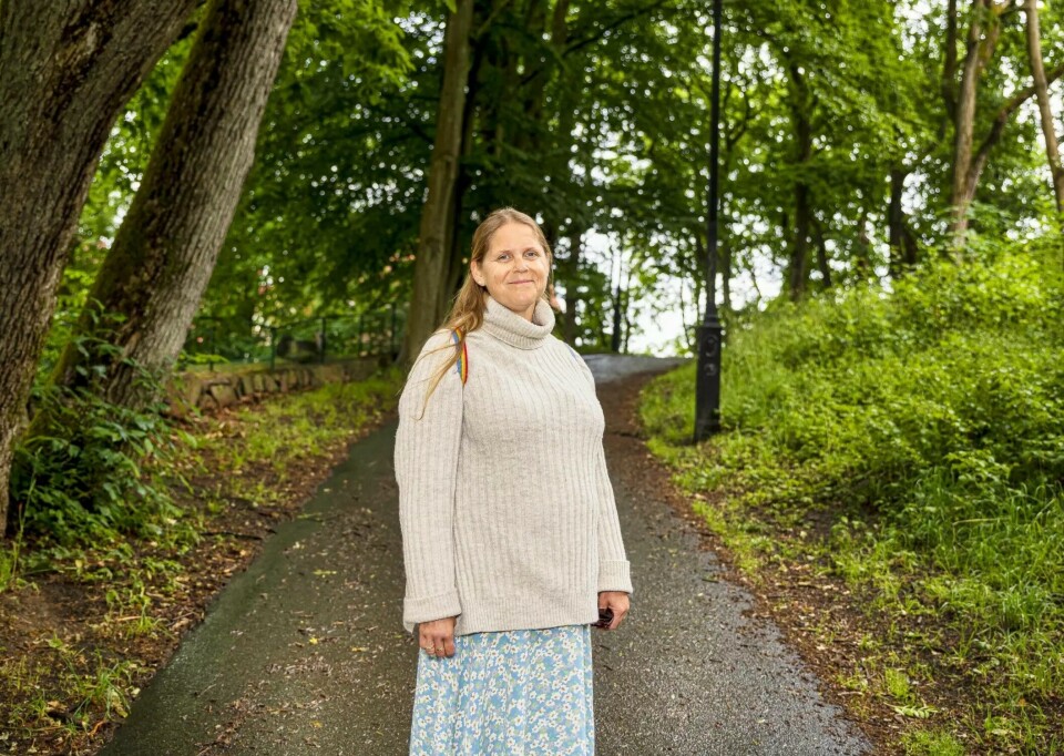 Kvinde iført striktrøje med høj hals.