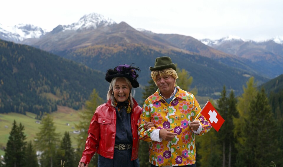Frank og Lise-Lotte fra 'Hotel Romantik' er klædt ud med hatte og flag.