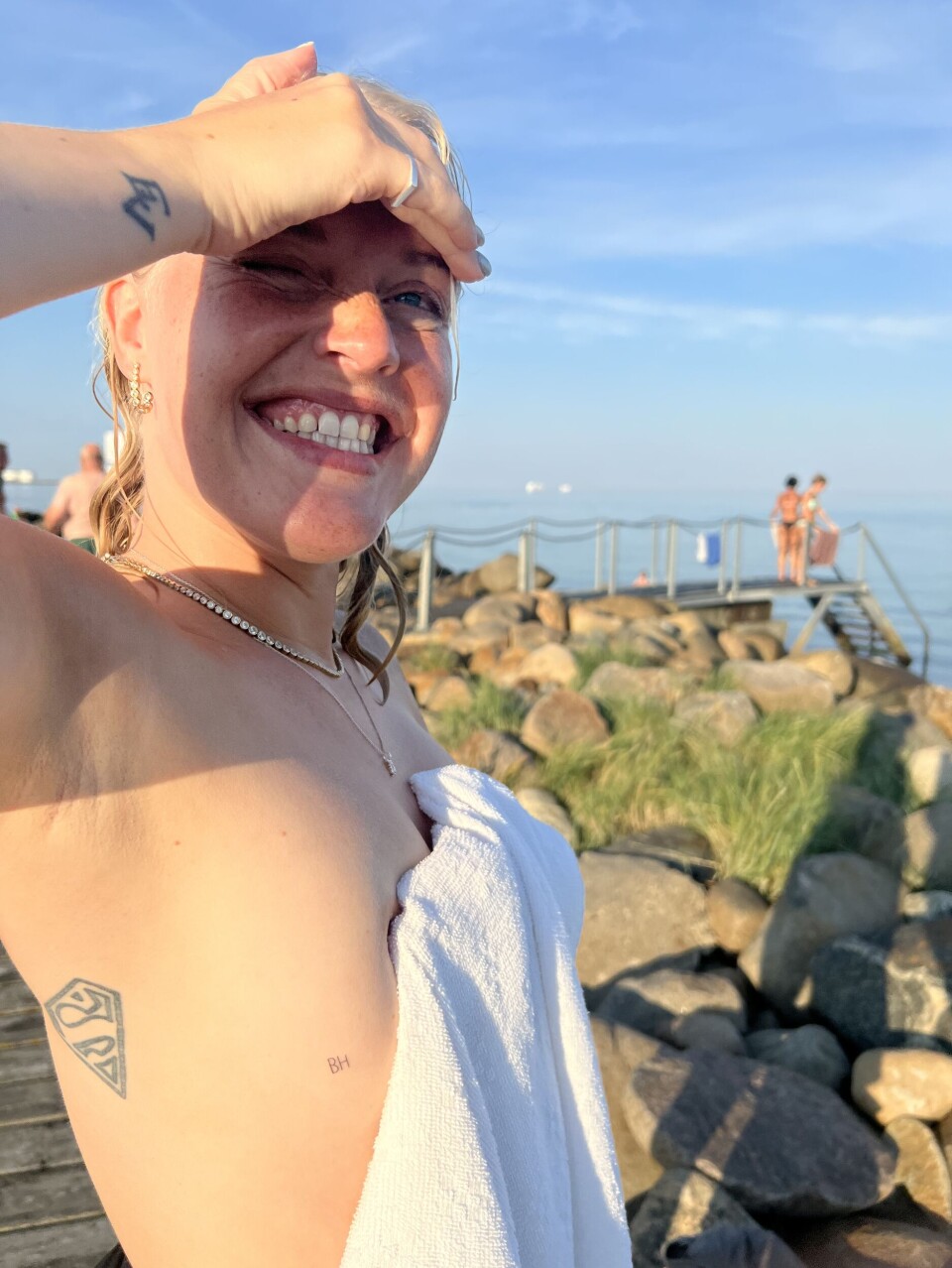 Emma Thomsen viser sin nye tatovering frem