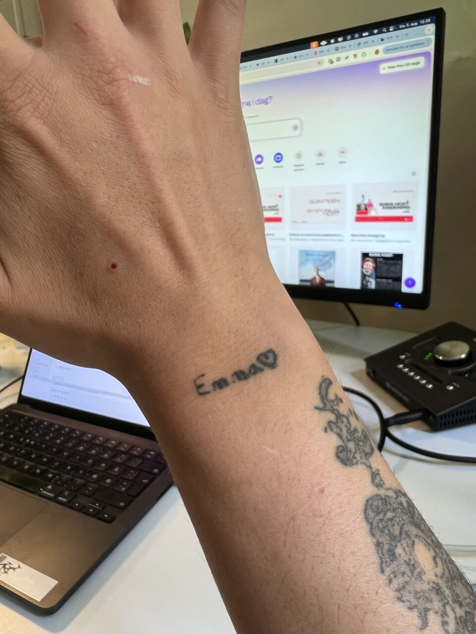 Boris Hiort har fået sin kammerat til at tatovere kæresten Emmas navn