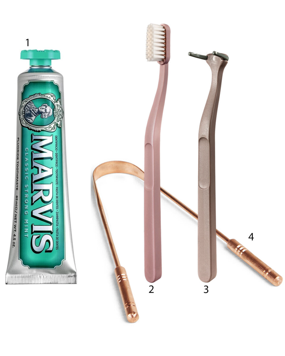 Frisk ånde, flot look: Denne tandpasta med fluorid lover en mintfrisk, ren mund hele dagen og at hjælpe dig med at opretholde en sund mundhygiejne. 1. Classic Strong Mint Toothpaste, Marvis, 50 kr. Pearly whites: Intet smukt smil uden en velsoigneret mund - husk den grundige tandbørstning og rens hver eneste dag. Jordan har lavet nydelige versioner af både tandbørste og praktisk flosser, der pynter på badeværelset og er lavet af 100% genanvendt plastik.
2. Green Clean tandbørste, Jordan, 30 kr.
3. Green Clean flosser, Jordan, 30 kr. Ayurvedisk mundhygiejne: Om natten udskiller vi affaldsstoffer igennem vores åndedræt, og når vi vågner om morgenen, er der som regel en hvid belægning på tungen, der giver dårlig ånde. Ved at bruge en ayurvedisk tungeskraber kan du mindske dårlig ånde samtidig med, at du stimulerer dine indre organer.
4. Tungeskraber, Nature Source, 90 kr.