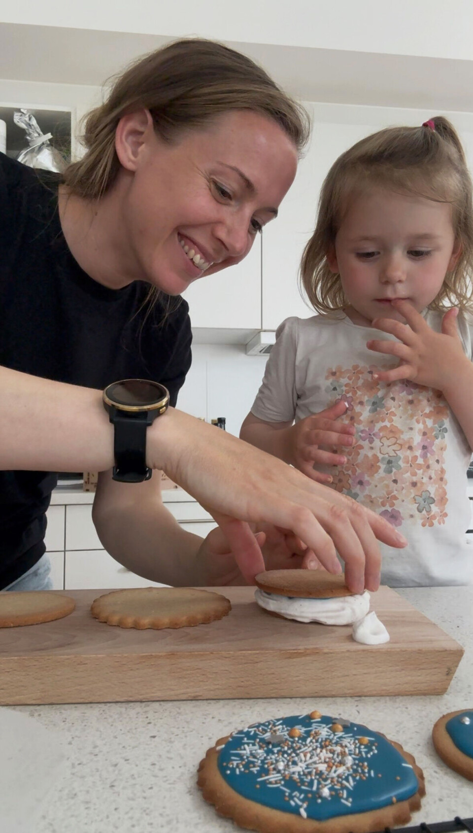 Isabella elsker at bage med mor, for så kan hun spise kagen uden mælk og gluten. – Jeg har måtte gå med et grædende barn fra steder, hvor der ikke har været et alternativ til hende. Hun synes selv, det er snyd, når hun ikke kan spise isen eller fødselsdagsbollerne.