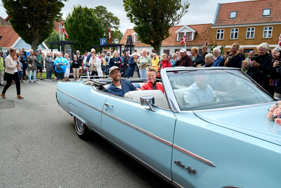 Parret ankom til rådhuset i en lyseblå Oldsmobile Ninety-eight fra 1969.