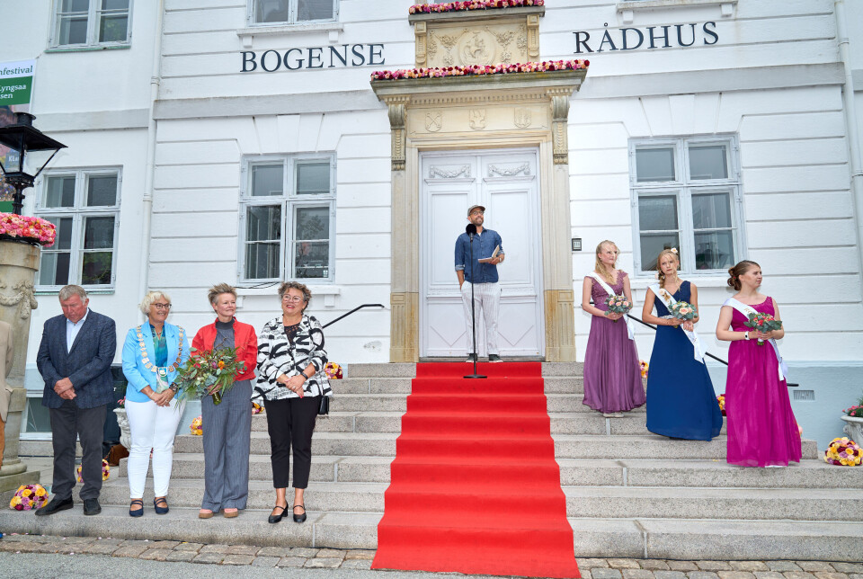På rådhustrappen var han flankeret af de tre rosenprinsesser Frida Zabel, 14, Lily Winther, 13, og Filippa Nellemann, 14.