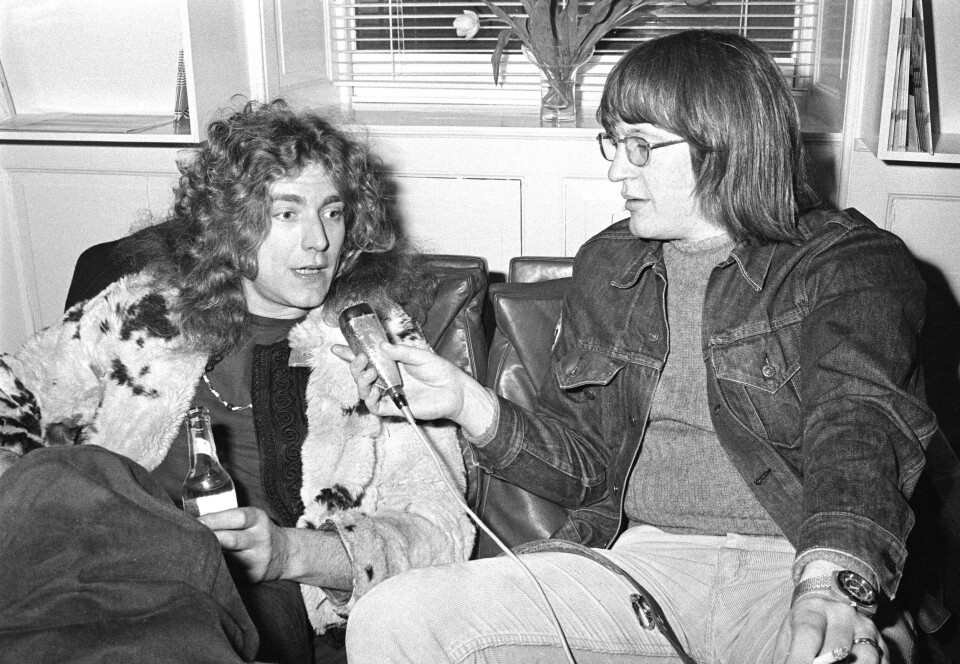 Gennem sine fem årtier på DR nåede Bisgaard at tale med stort set alle, der var noget ved musikken. Her ses han i 1973 med Robert Plant fra Led Zeppelin.