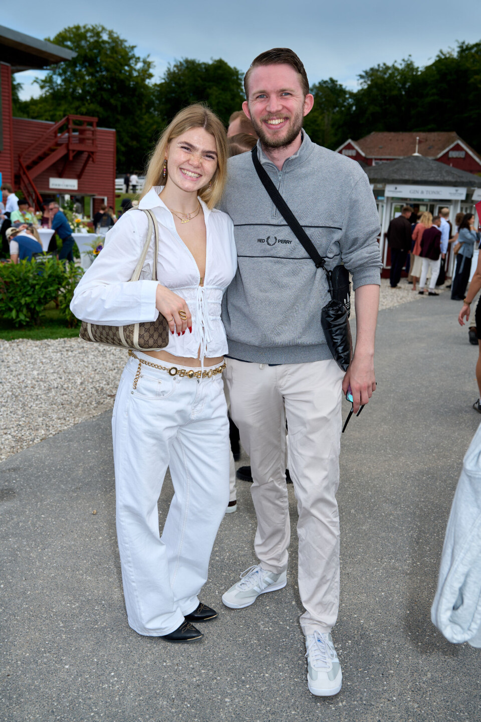 – Jeg spiller på intuition og har lige vundet, jublede komikeren Louise Brink, 25, der var på galopbanen med kæresten Andreas Hester.