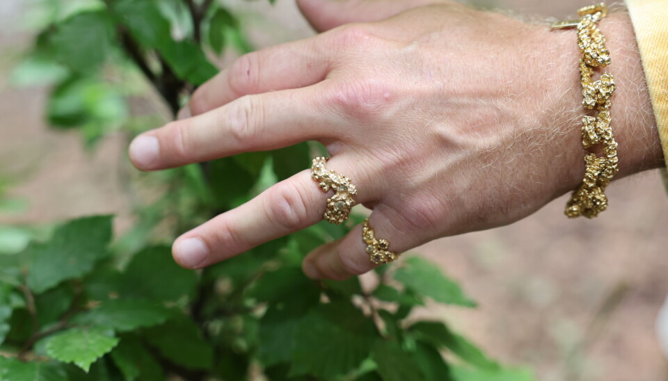 Rasmus Cederdorff viser sin forlovelsesring frem.