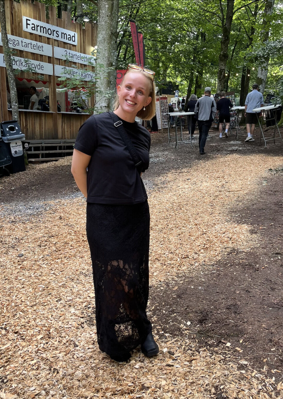 Kvinde i stort blondenederdel og sort t-shirt til Smukfest