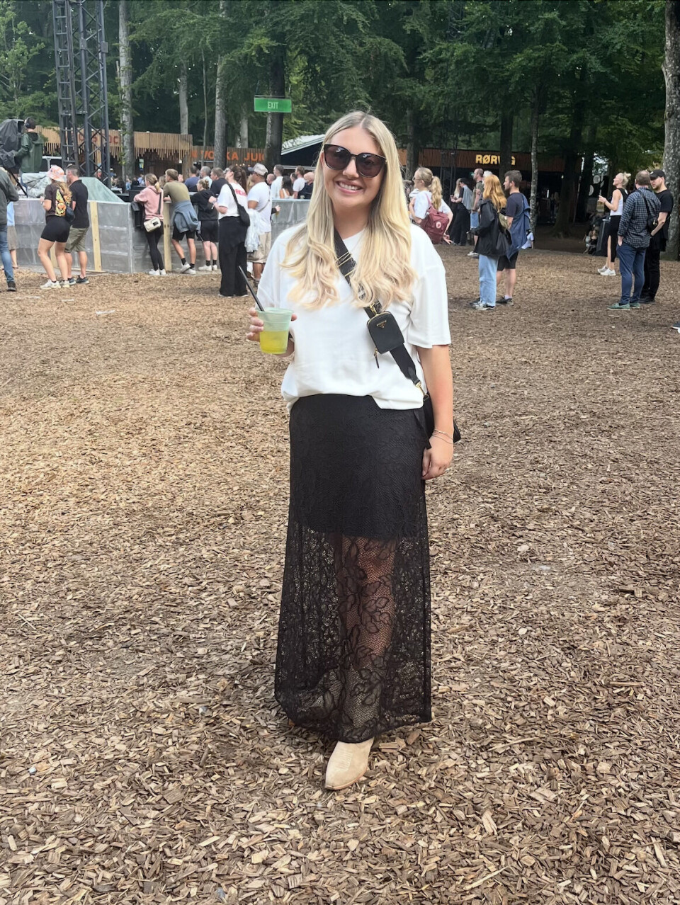 Kvinde i hvid blondenederdel og oversized hvid t-shirt til Smukfest