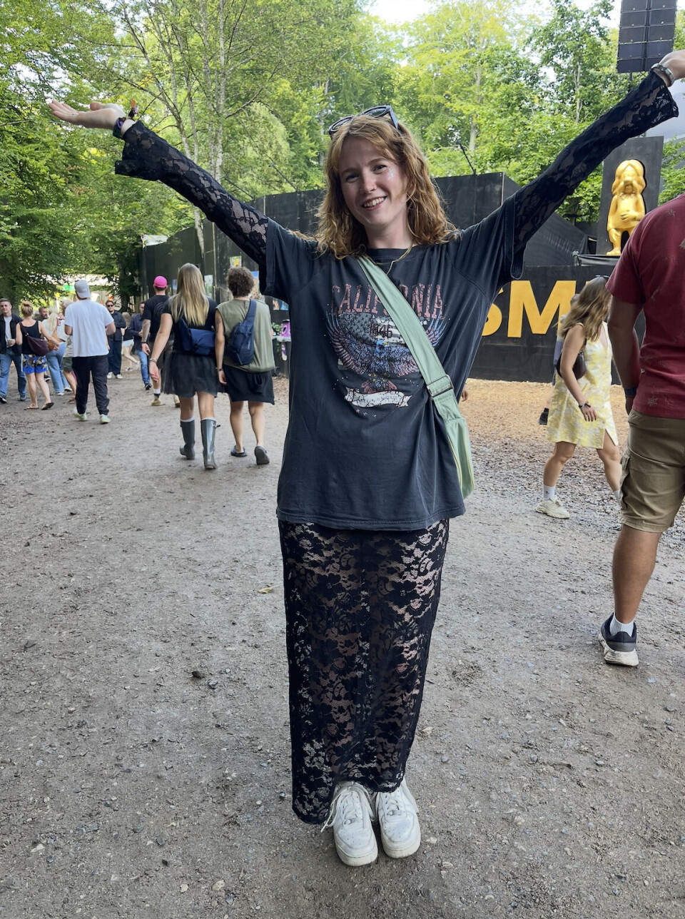 Kvinde i sort blondekjole med oversized t-shirt ud over til Smukfest