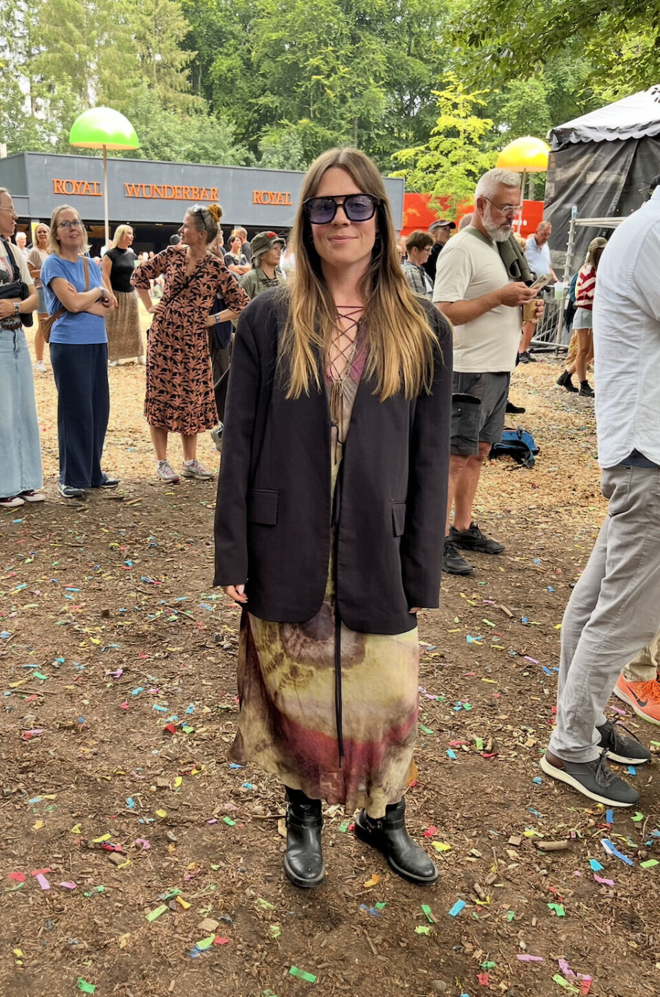 Kvinde i kjole og blazer til Smukfest