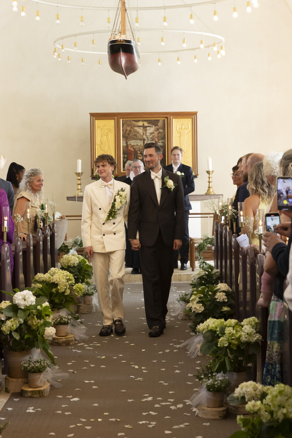 Martin Parnov Reichhardt og Benjamin Tubæk gifter sig i Skrøbelev Kirke på Langeland lørdag den 9. august 2025.