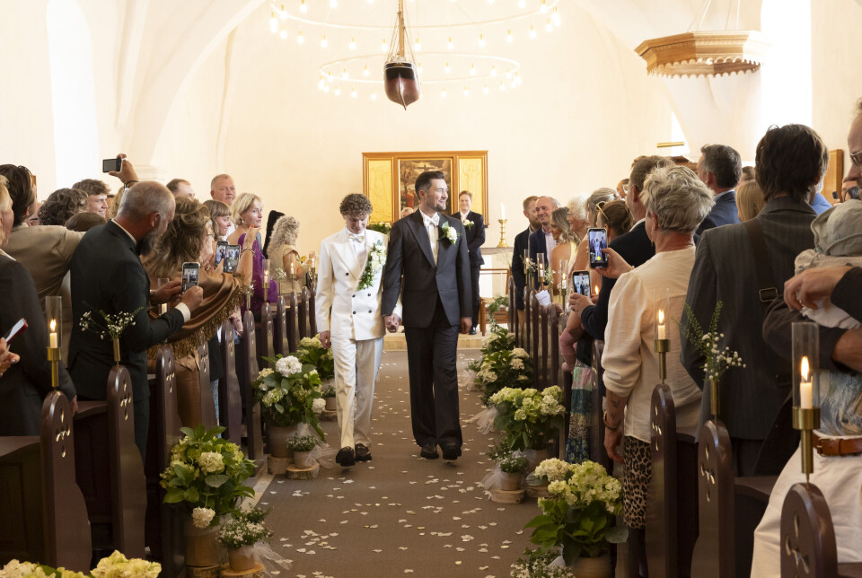 Martin Parnov Reichhardt og Benjamin Tubæk gifter sig i Skrøbelev Kirke på Langeland lørdag den 9. august 2025.