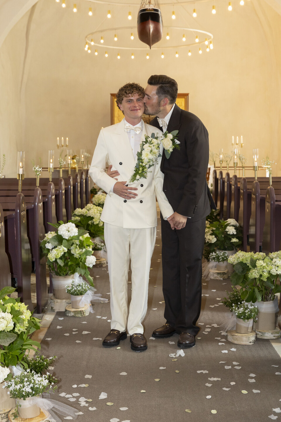 Martin Parnov Reichhardt og Benjamin Tubæk gifter sig i Skrøbelev Kirke på Langeland lørdag den 9. august 2025.