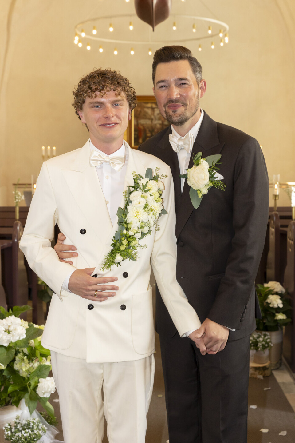 Martin Parnov Reichhardt og Benjamin Tubæk gifter sig i Skrøbelev Kirke på Langeland lørdag den 9. august 2025.