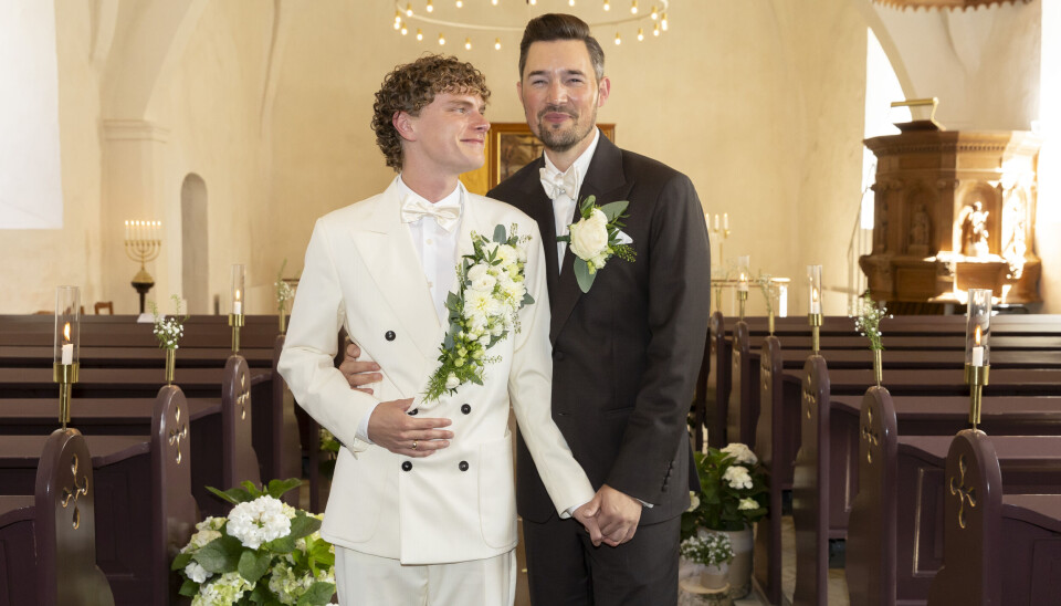 Martin Parnov Reichhardt og Benjamin Tubæk gifter sig i Skrøbelev Kirke på Langeland lørdag den 9. august 2025.