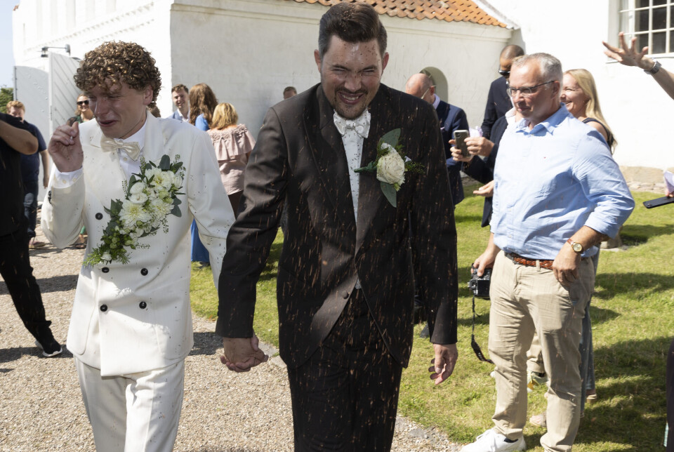 Martin Parnov Reichhardt og Benjamin Tubæk gifter sig i Skrøbelev Kirke på Langeland lørdag den 9. august 2025.
