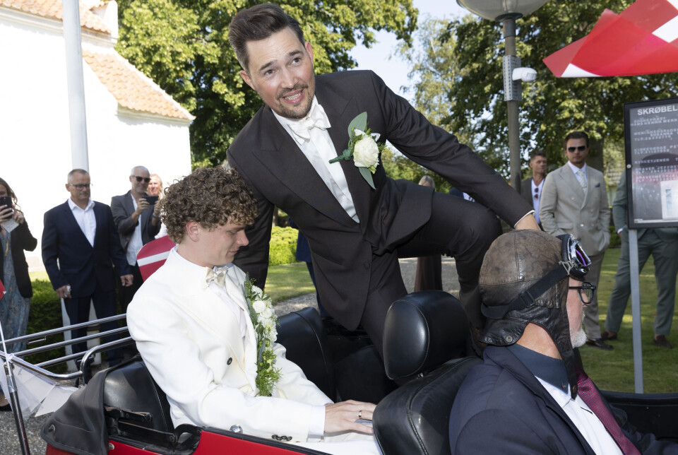 Martin Parnov Reichhardt og Benjamin Tubæk gifter sig i Skrøbelev Kirke på Langeland lørdag den 9. august 2025.