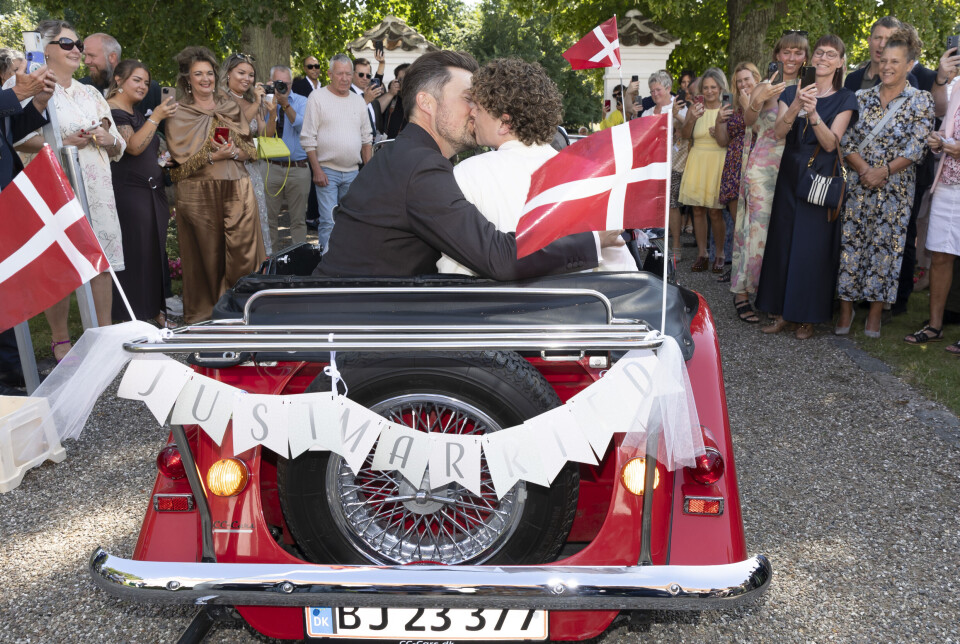 Martin Parnov Reichhardt og Benjamin Tubæk gifter sig i Skrøbelev Kirke på Langeland lørdag den 9. august 2025.