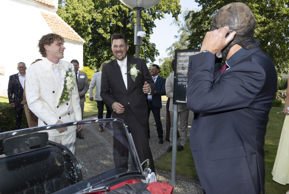 Martin Parnov Reichhardt og Benjamin Tubæk gifter sig i Skrøbelev Kirke på Langeland lørdag den 9. august 2025.