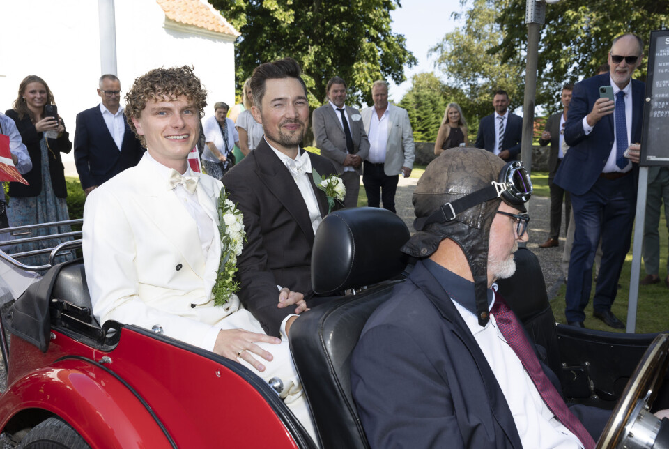 Martin Parnov Reichhardt og Benjamin Tubæk gifter sig i Skrøbelev Kirke på Langeland lørdag den 9. august 2025.