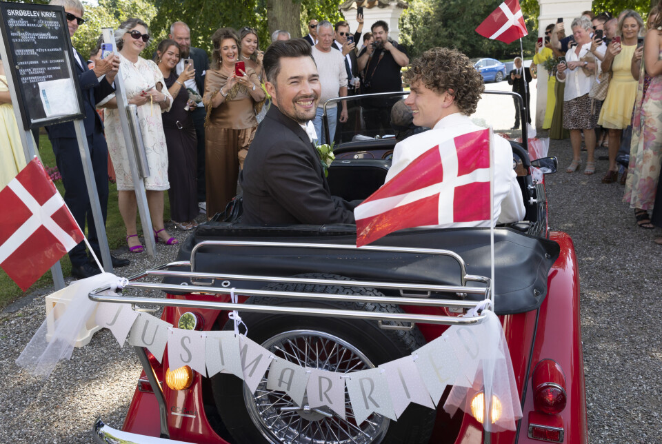 Martin Parnov Reichhardt og Benjamin Tubæk gifter sig i Skrøbelev Kirke på Langeland lørdag den 9. august 2025.