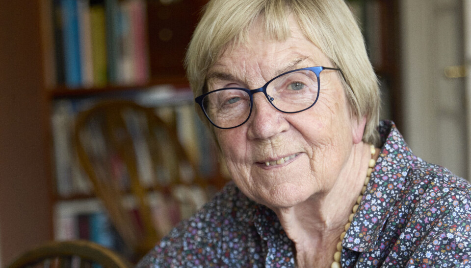Marianne Jelved sidder ved et spisebord i en farverig skjorte.
