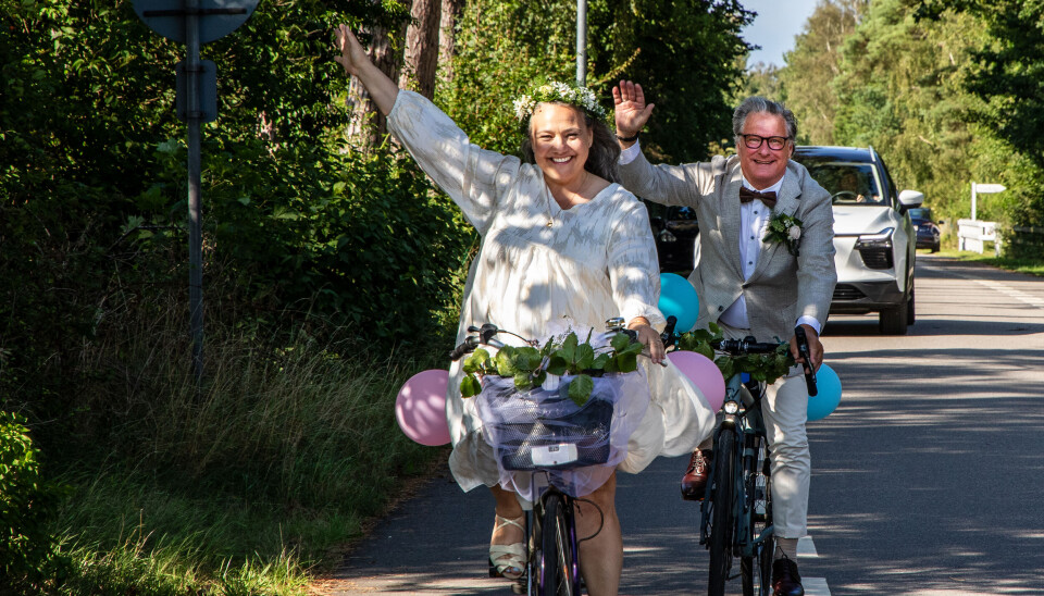De nygifte tog cyklerne fra kirken til den nærliggende Café Tante Karla, hvor bryllupsfesten skulle holdes. Den populære café er ejet af Lene Siel, og her elsker Anne og Henrik at komme når de er i sommerhuset.