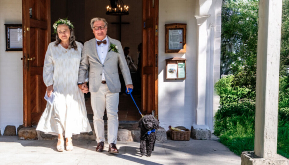 Anne blev fulgt op af sin sorte puddelhund, Eddie, der i dagens anledning havde butterfly på.