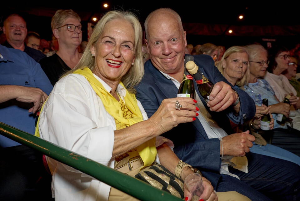 RevyDanmark fejrede de danske revyers 175 år jubilæum med champagne til alle gæsterne i teltet på Bakken.