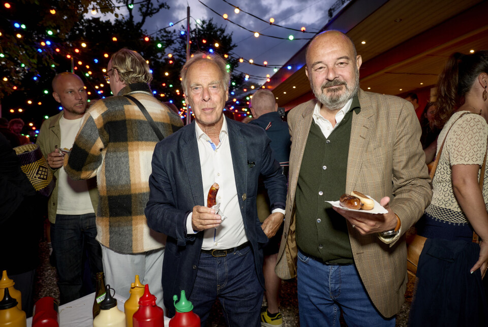 Efter et forrygende show var der grillpølser i Cirkusrevyens have, og bestyrelsesmedlem Joen Bille og formand for Skuespillerforeningen af 1879, Grønnegårds Teatrets chef Steen Stig Lommer snuppede begge en griller.
