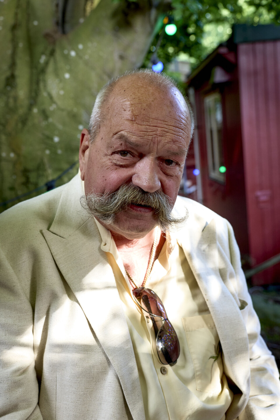 Nykøbing Falster Revyens tidligere direktør, Flemming Krøll, 70, har sloges med amputationer af sin fod og så et brækket bækken efter et fald. Han ser nu ind i en ny operation. – Ved røntgen af mit bækken overså de, at knoglen har fået en skade og dermed har fjernet alt brusk i hoften, så det er ben mod ben. Det er pisseirriterende. Nu skal jeg have en ny hofte om to uger. Og så skal de finde ud af, om jeg har haft en blodprop, eller om min venstre skulder er skadet, for jeg kan ikke løfte min venstre arm eller få den ud fra kroppen.