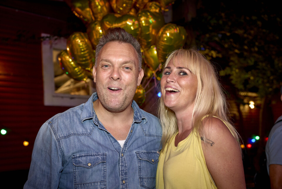 Revydirektørparret Mikkel Schrøder, 50, og Christine Astrid, 44, smilede bredt over, at deres Aarhus revy blev premieret via Lone Rødbroe. Og til 2026 har de fået Silas Holst på holdet. – Silas er jo en publikum-darling, og vi glæder os til at udnytte det, han kan. Og så er han en pissegod ven og supersjov, så det bliver en fest, sagde parret.