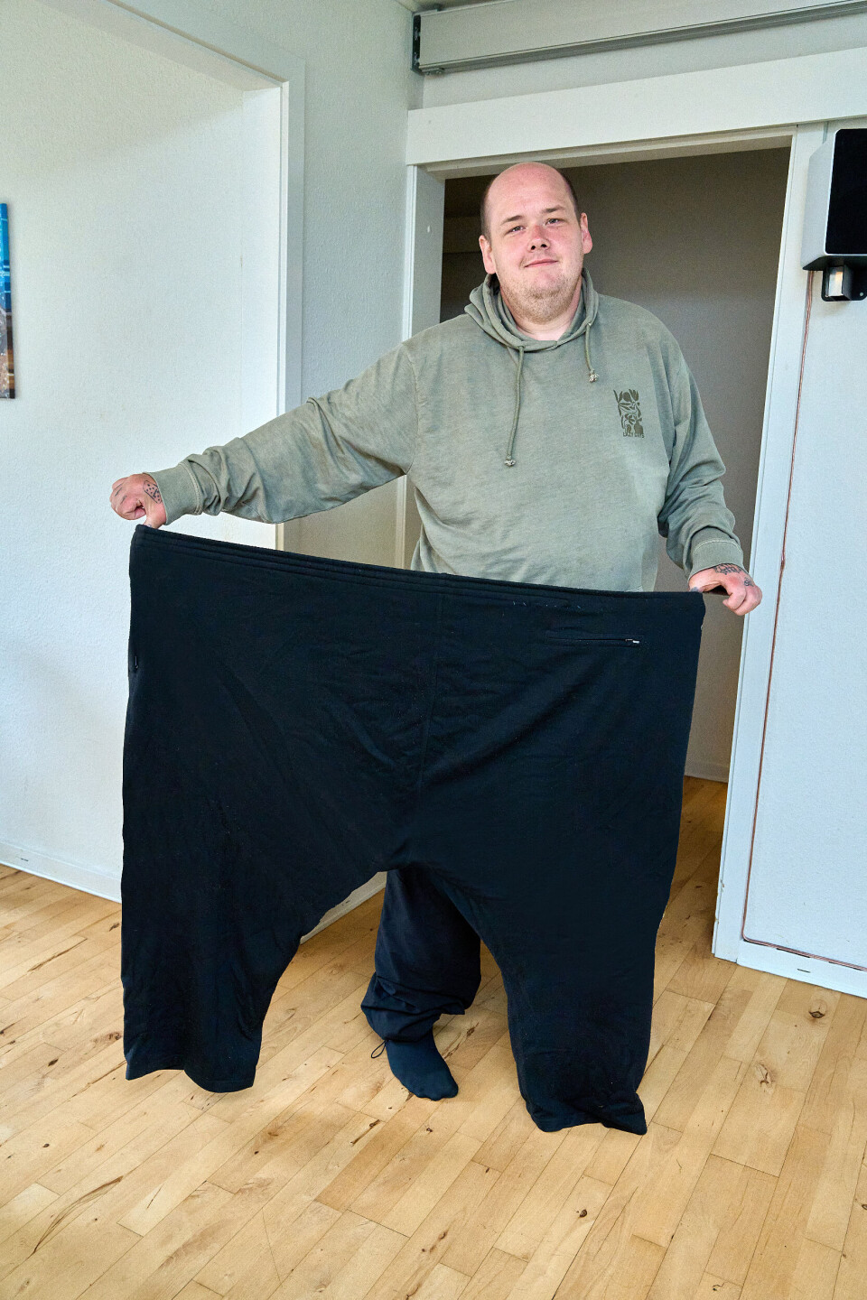 I mange år var de sorte joggingbukser det eneste, han kunne passe. Nu er de et minde om en grim tid, der aldrig må komme tilbage.