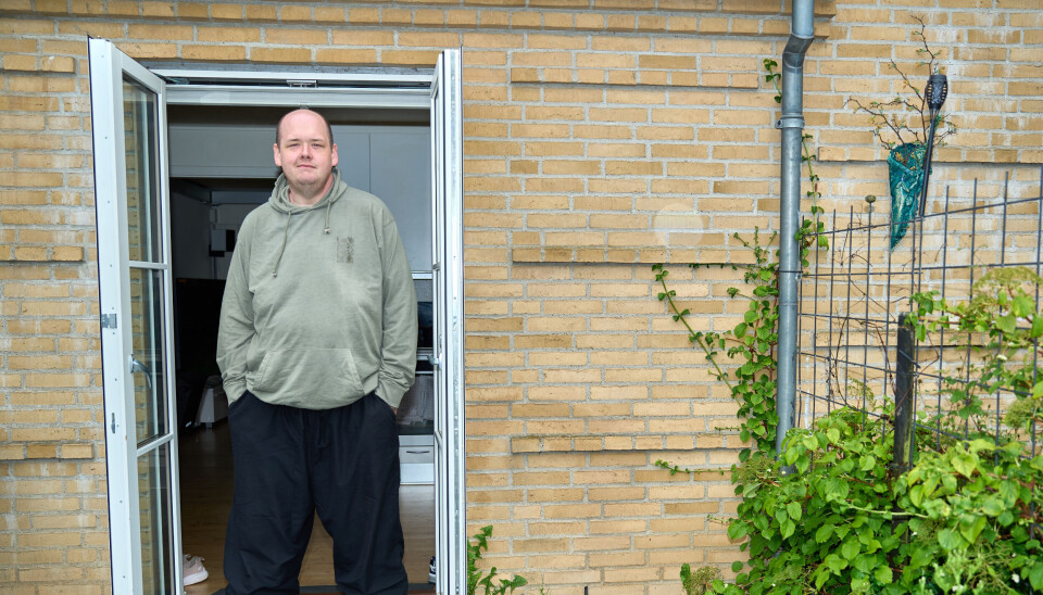 Efter alle hjælpemidlerne er blevet fjernet, har Stefan fået plads til møbler i sit lille rækkehus.
