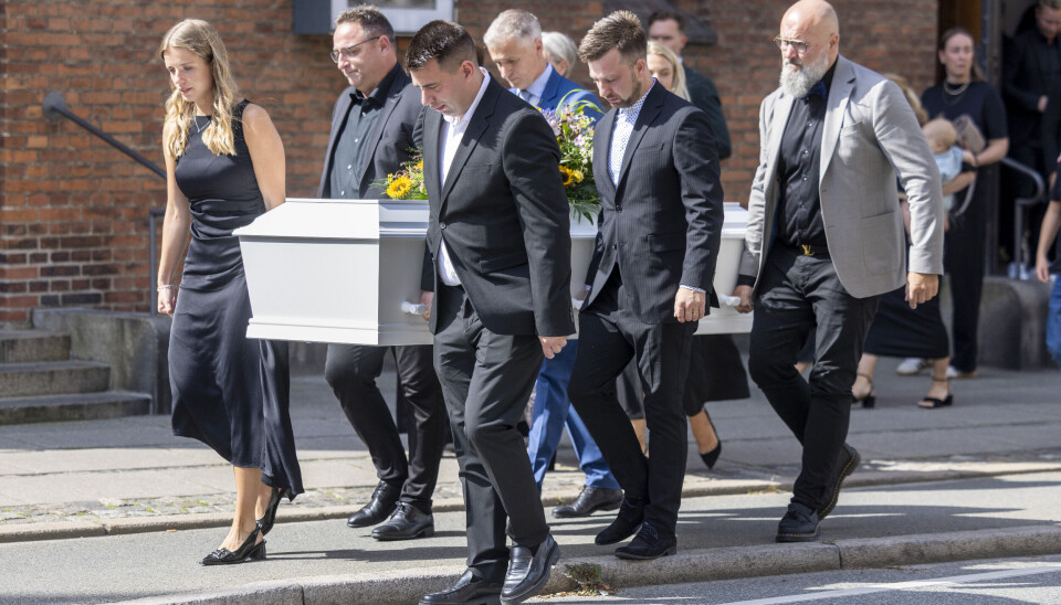 Jan Restorffs kiste bæres ud