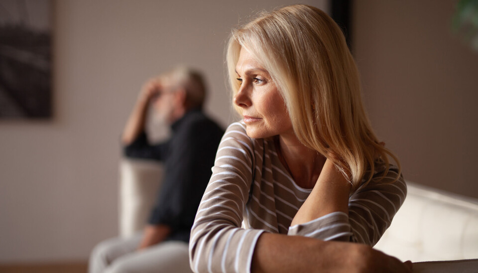 Et par sidder på en sofa i hver sin ende. De er sure, og har lige haft en konflikt.