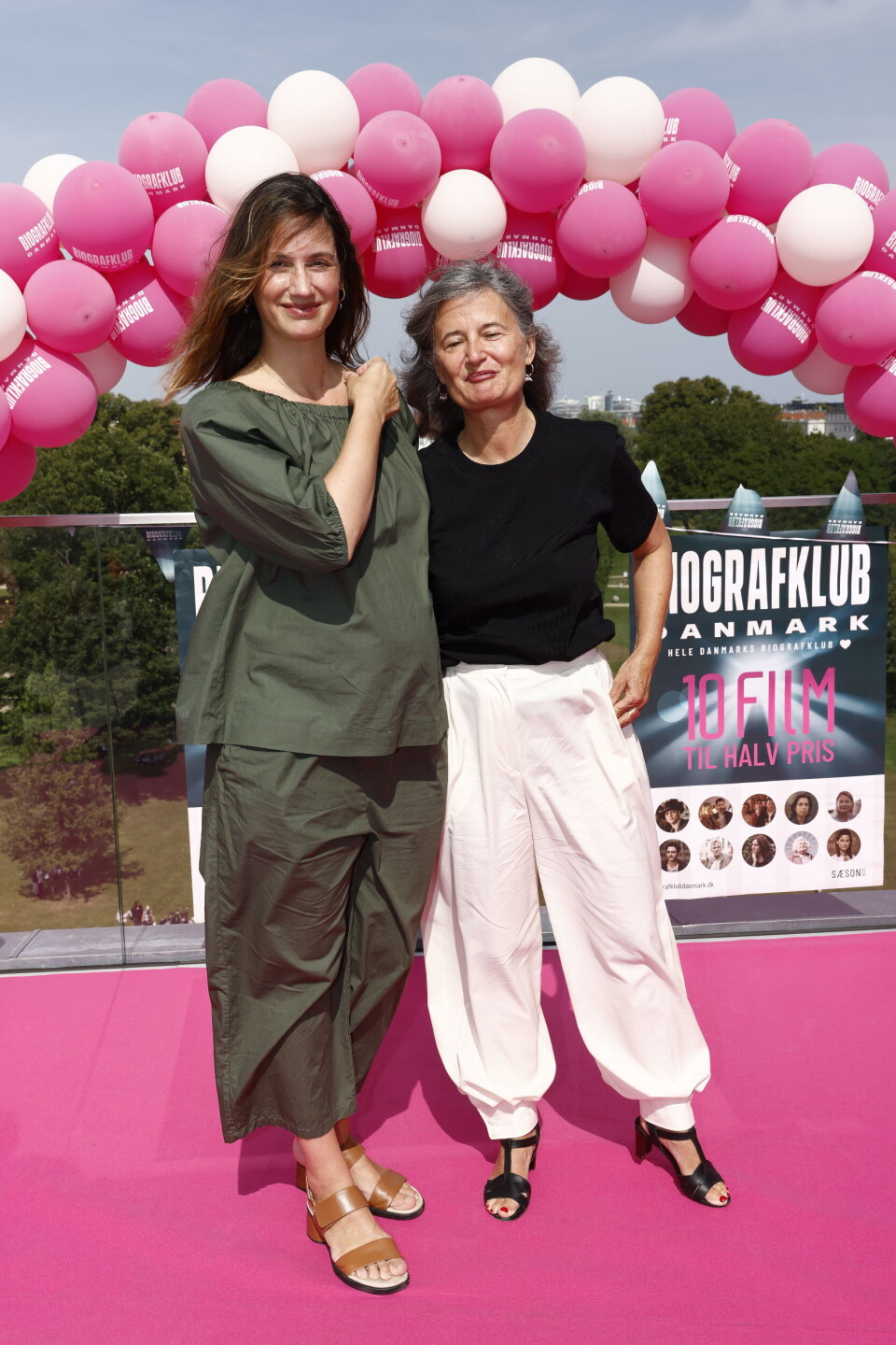 Danica Curcic med Pernille Fischer Christensen på en pink løber med balloner