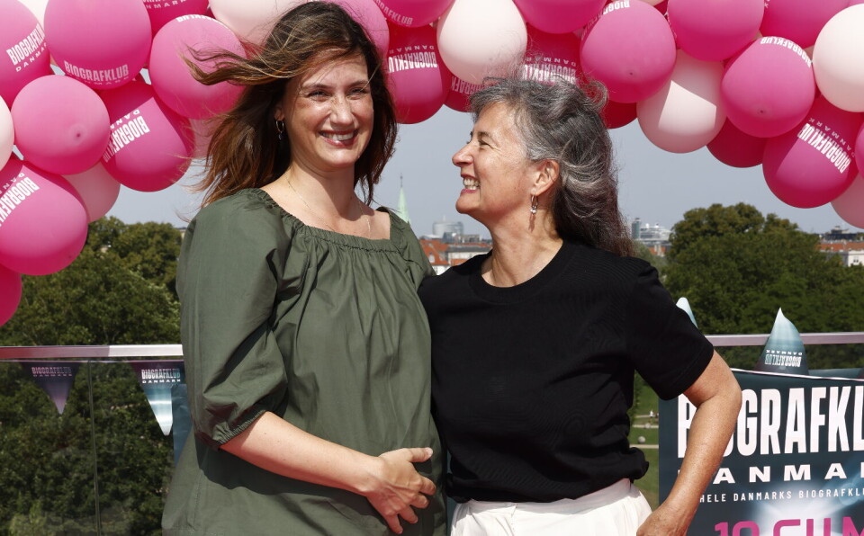 Danica Curcic med Pernille Fischer Christensen på en pink løber med balloner