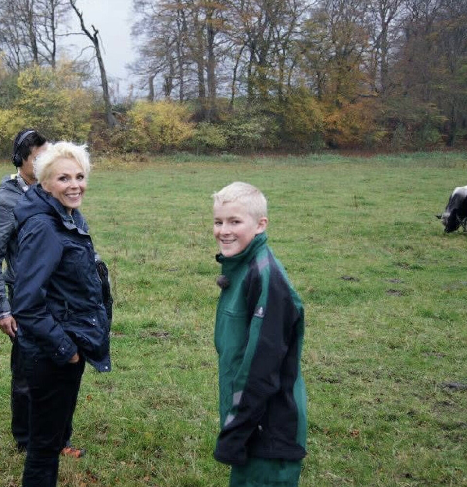 Lene Beier sammen med Emil på optagelser til Frihuset, da han var omkring 10 år gammel.
