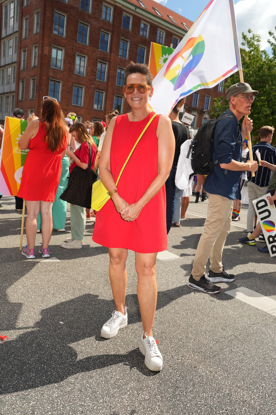 Pia Olsen Dyhr i rød kjole til Pride Parade