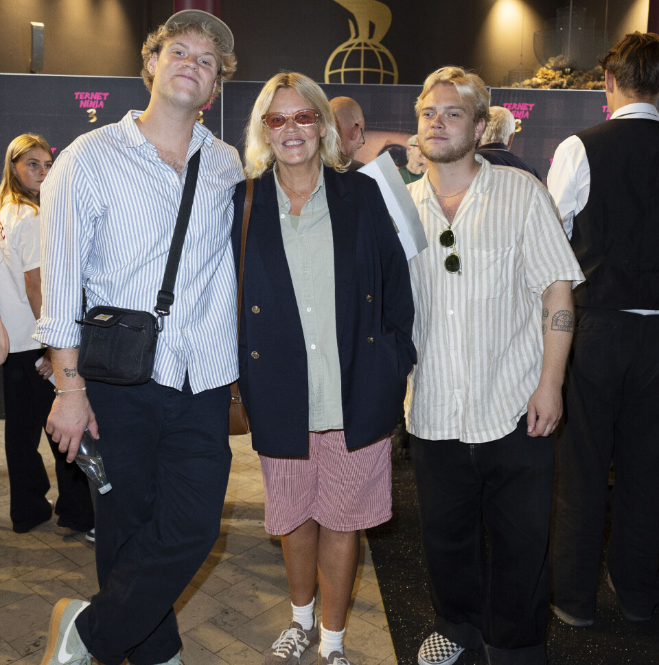 Hjalmer Larsen med mor Liselotte og lillebror Lui til premiere på Ternet Ninja 3 i Imperial