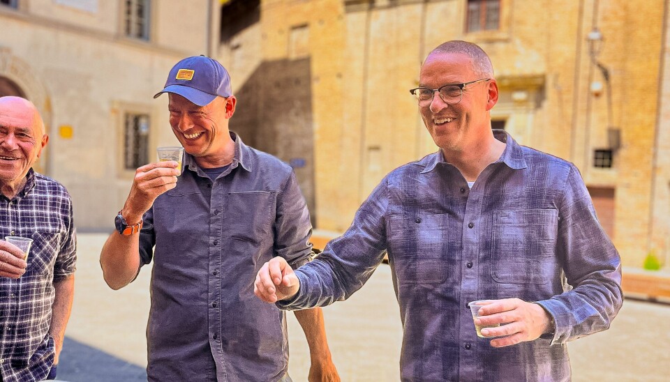 Morten Kirckhoff og Jan Elhøj møder en flok mænd på et torv i Italien, der spiller morra. Morra er et spil for to personer, hvor hver spiller samtidig rækker en hånd frem og viser et bestemt antal fingre. Samtidig råber de deres bud på, hvor mange fingre der i alt bliver vist. Ofte deltager en spilleleder, som holder styr på, hvem der gætter rigtigt og vinder runden, men det er ikke altid nødvendigt.