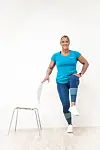 Nemme øvelser til balancen - her står kviden ved en stol og løfter det ene ben frem.