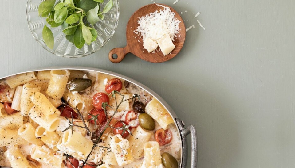 Lyn-pasta i fad med feta, oliven & cherrytomater