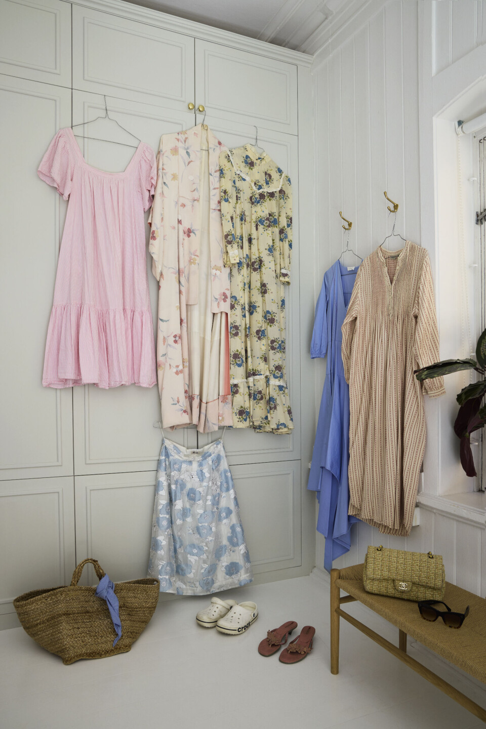 Kresta elsker at shoppe vintagetøj og har flere
kjoler, som er taget med hjem fra New York.
Sandalerne er fra Prada, mens de hvide Crocs er
gode til praktiske ture på legepladsen. Flettaske
fra H&M Home med tørklæde fra Studio Feder.
Tasken fra Chanel er fundet vintage, og solbrillerne er fra Celine.